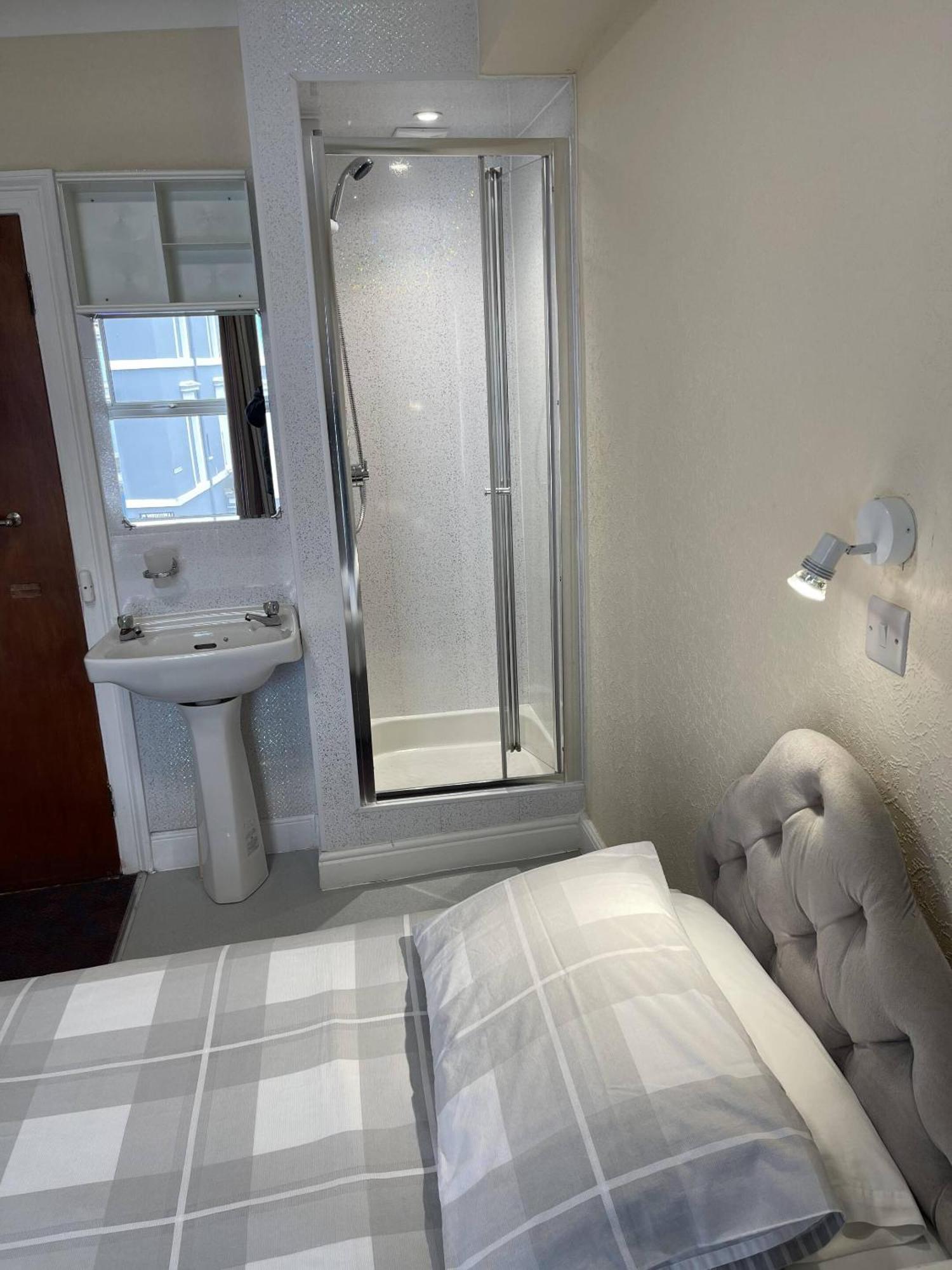 Lamplighter Guesthouse Plymouth Værelse billede